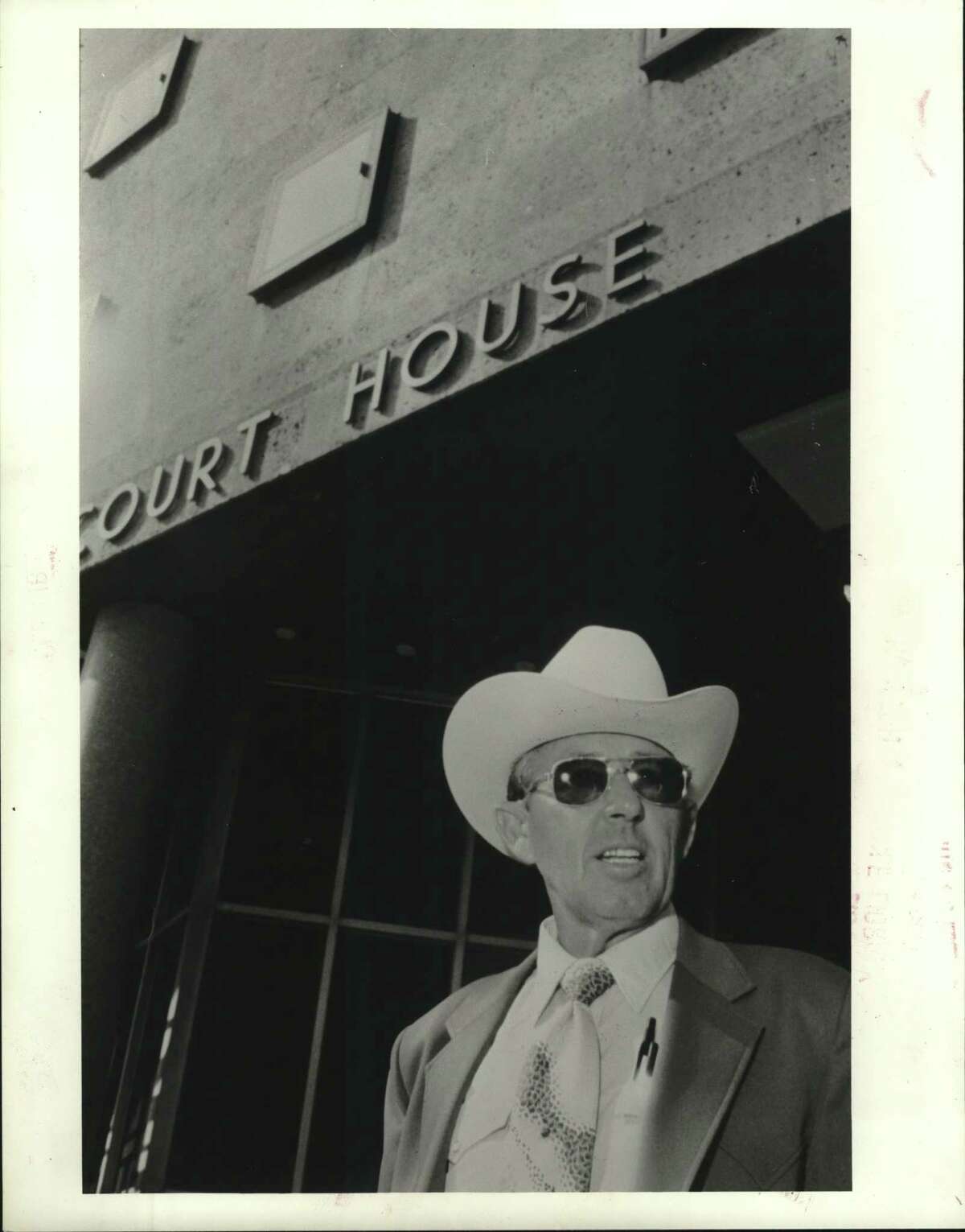 Texas Sheriff Hanging1050 Darrell Waltrip Dr - 9178lkh