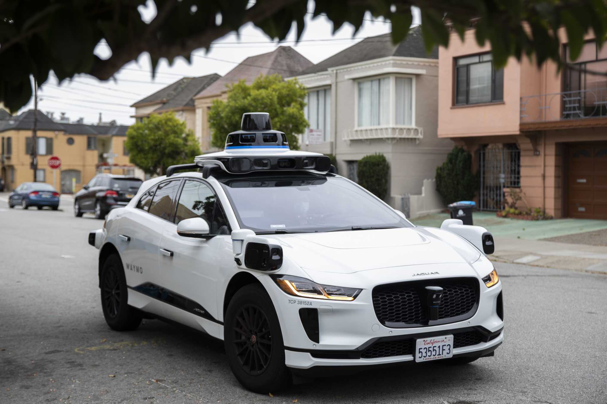 How Waymo's driverless taxis cars can monitor SF traffic speed