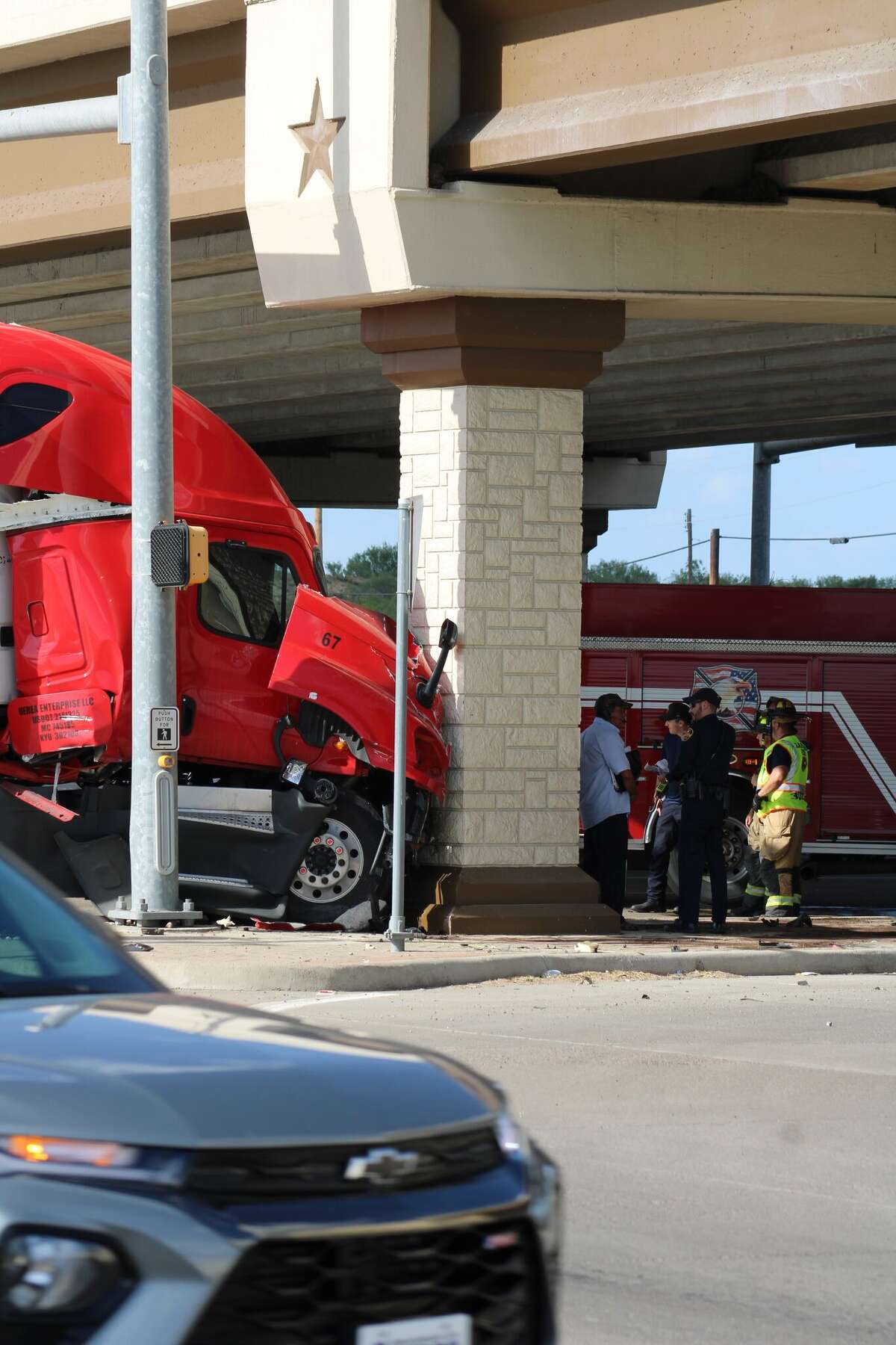 Tractor-trailer crashes into pillar near Laredo's Saunders, Loop 20