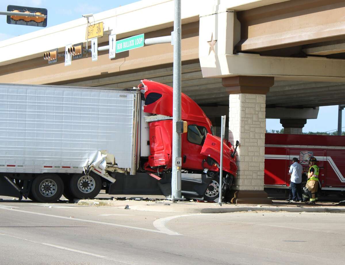 Tractor Trailer Crashes Into Pillar Near Laredos Saunders Loop 20 2605