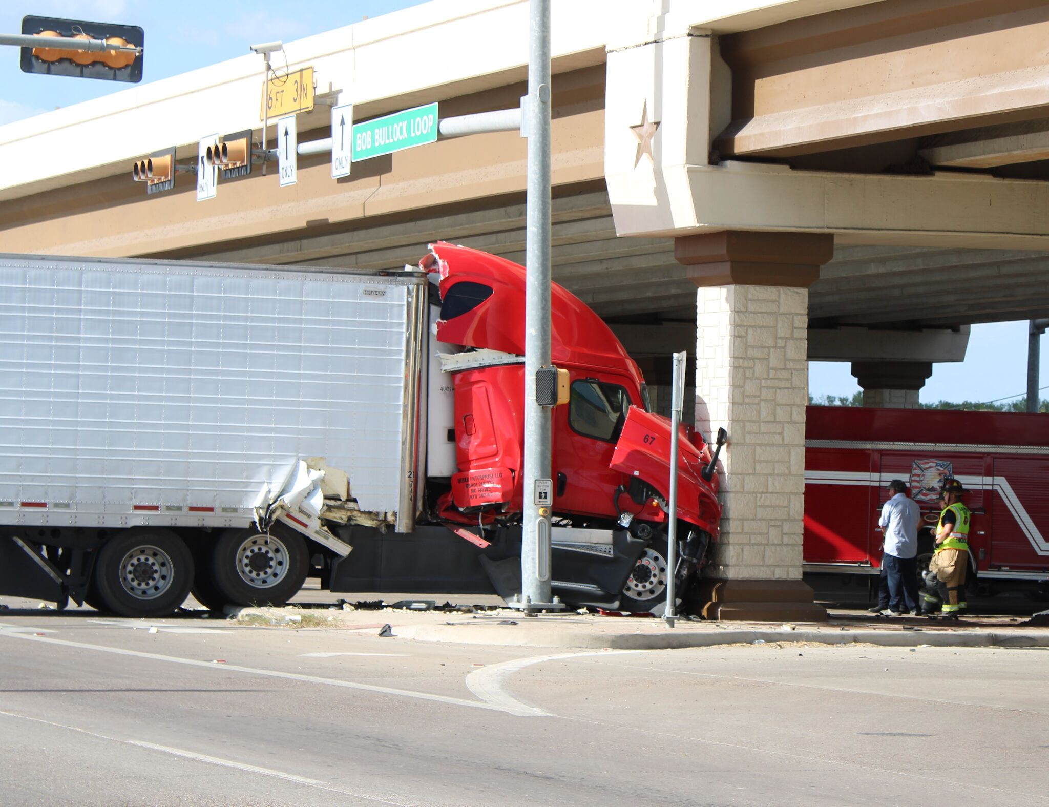 Tractor-trailer crashes into pillar near Laredo's Saunders, Loop 20