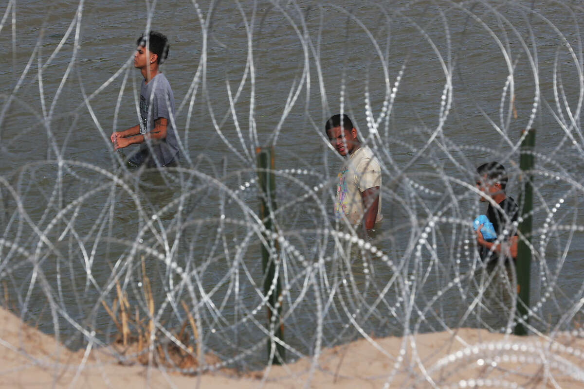 Texas border razor wire hinders agents, endangers migrants