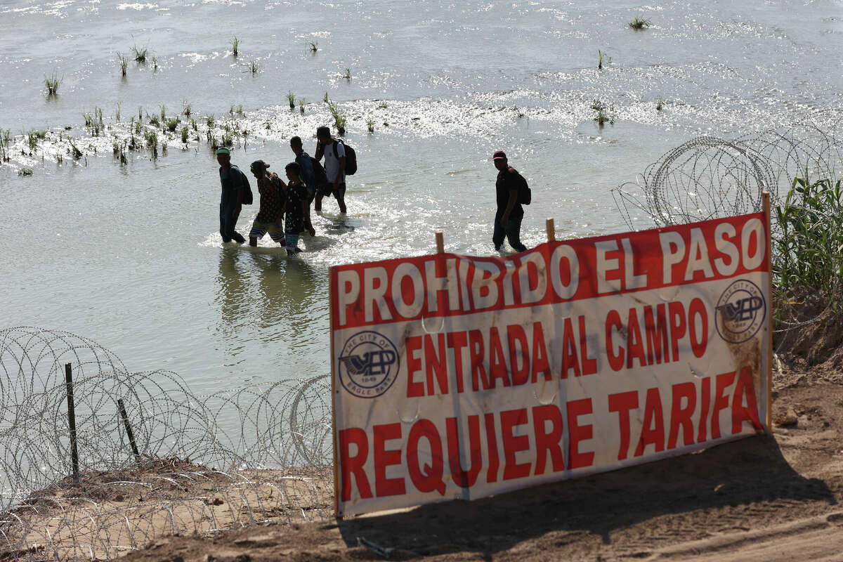 Texas border razor wire hinders agents, endangers migrants