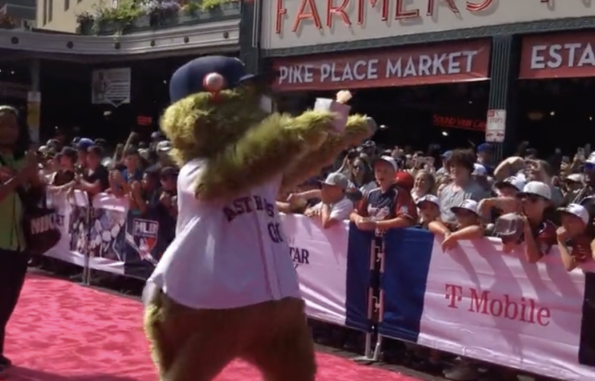 Astros mascot Orbit offers Kleenex to fans booing at All-Star Game