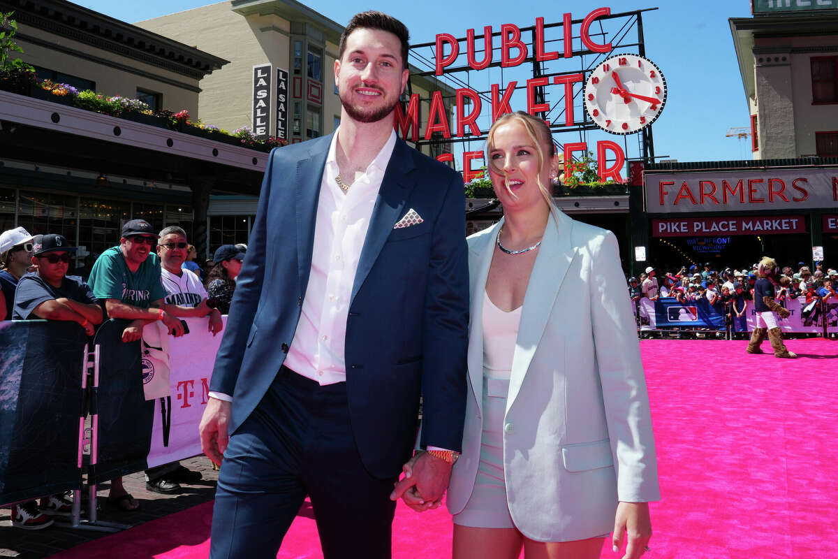 Photos: MLB All-Stars walk the red carpet at Pike Place Market