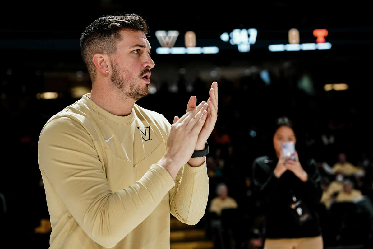 How UConn grad Kevin DeMille became Shea Ralph's assistant coach