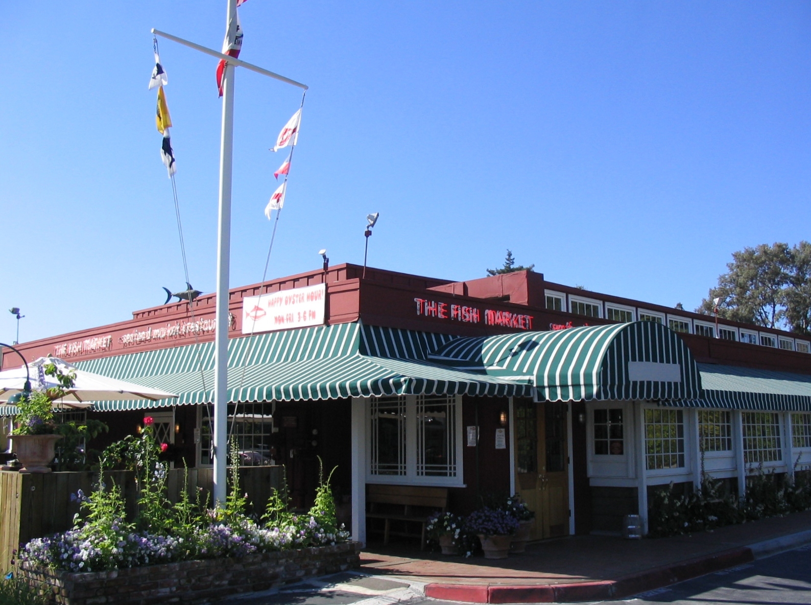 سلسلة المأكولات البحرية في كاليفورنيا تبلغ من العمر 47 عامًا لإغلاق مطعمين في منطقة الخليج