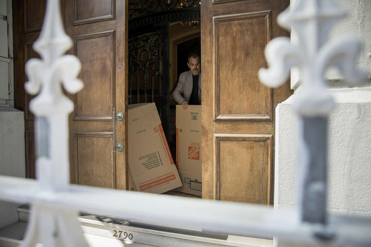 FILE : A staff member of the Consulate General of Russia carries boxes as the consulate readies itself for closure in San Francisco on Aug. 31, 2017.