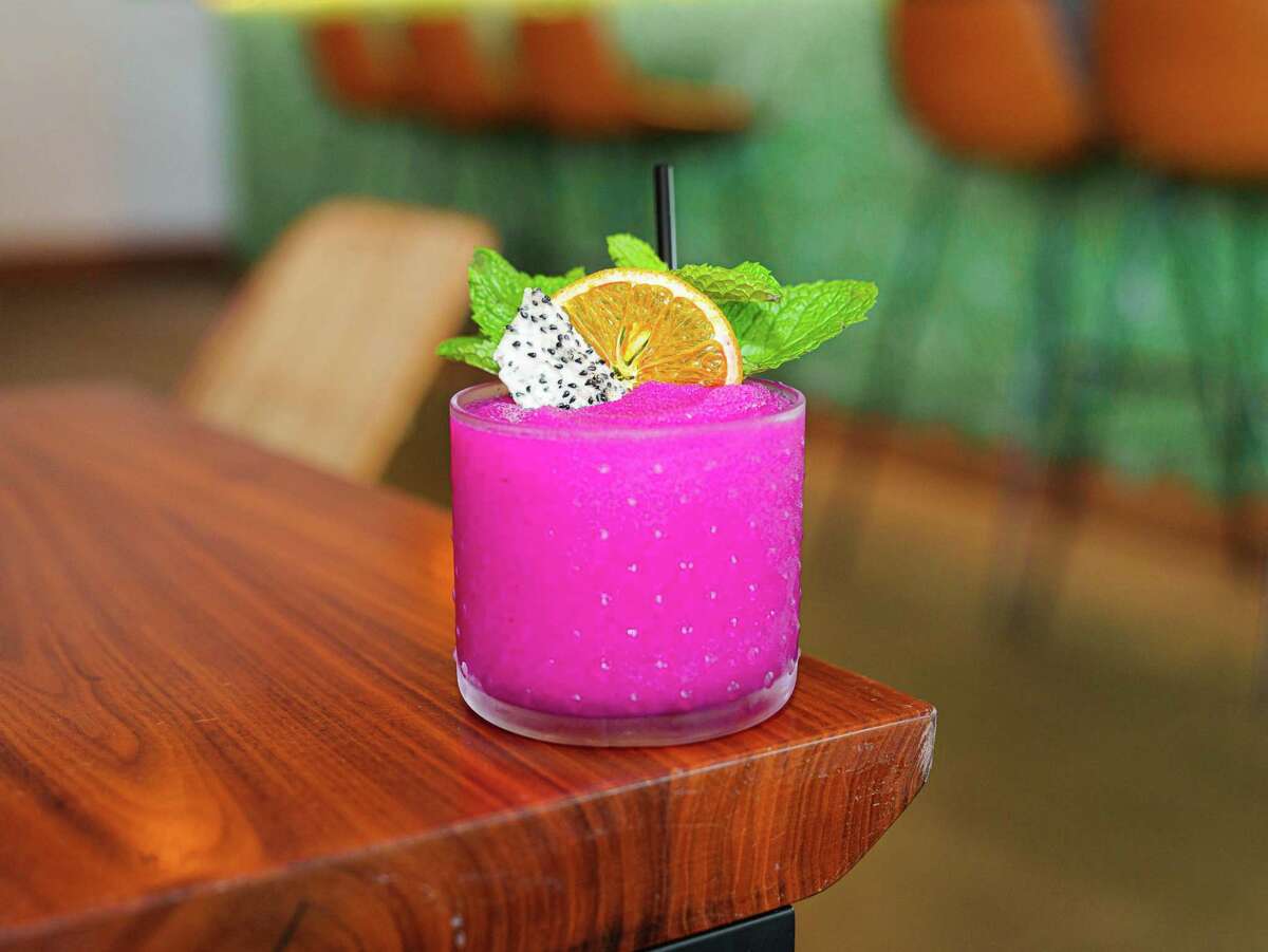 Wild, un cóctel y café CBD en Barbie Heights sirve un cóctel rosado Jungle Juice hecho con fruta del dragón.  Los clientes pueden actualizarlo con licores o infusiones de CBD o THC.