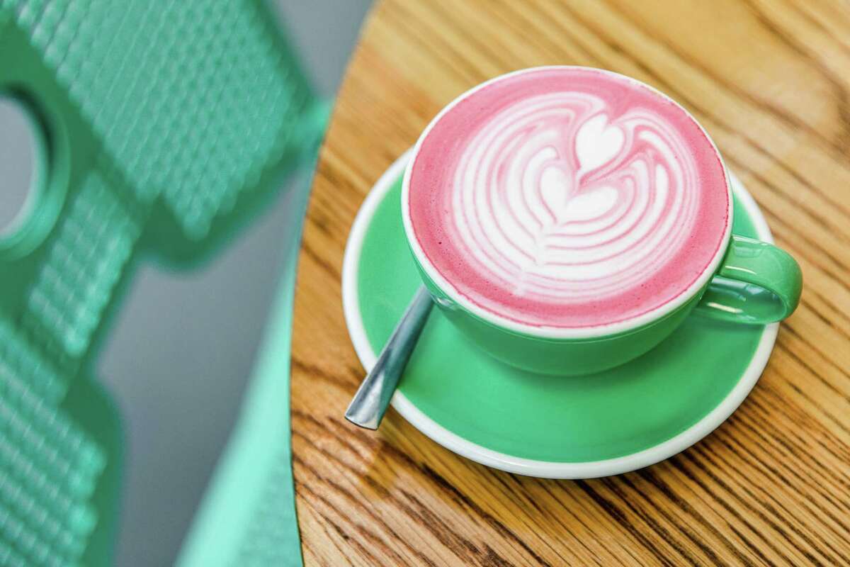 En el menú del café australiano Citizens of Montrose, abierto todo el día, hay un Velvet Latte teñido de rosa, perfecto para los fanáticos de Barbie.