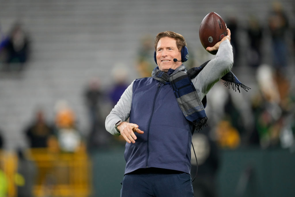 Quarterback Steve Young of the San Francisco 49ers runs with the ball  News Photo - Getty Images