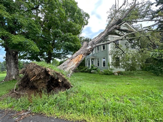 Severe thunderstorms leave thousands without power, possible floods