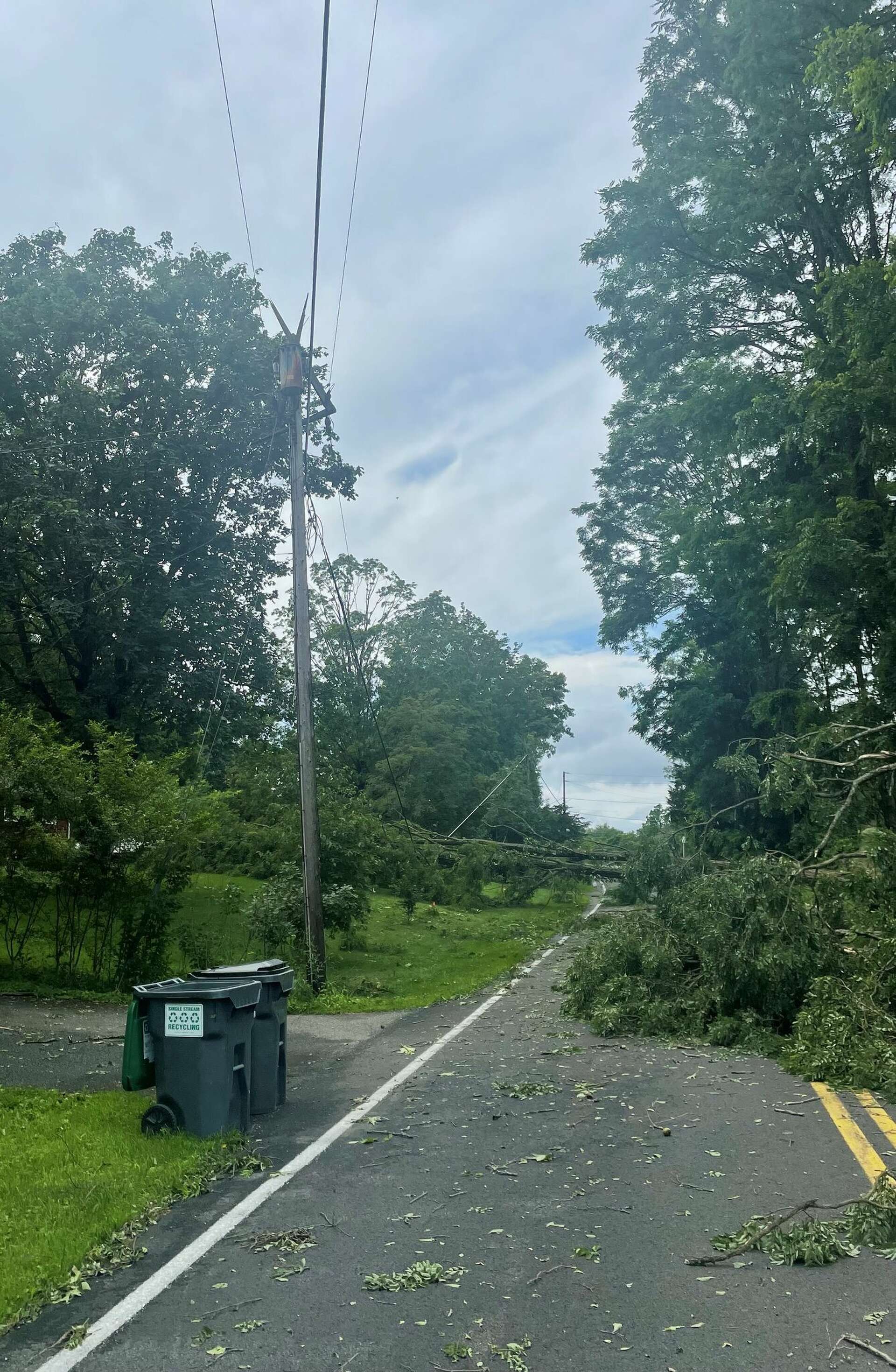 Severe thunderstorms leave thousands without power, possible floods