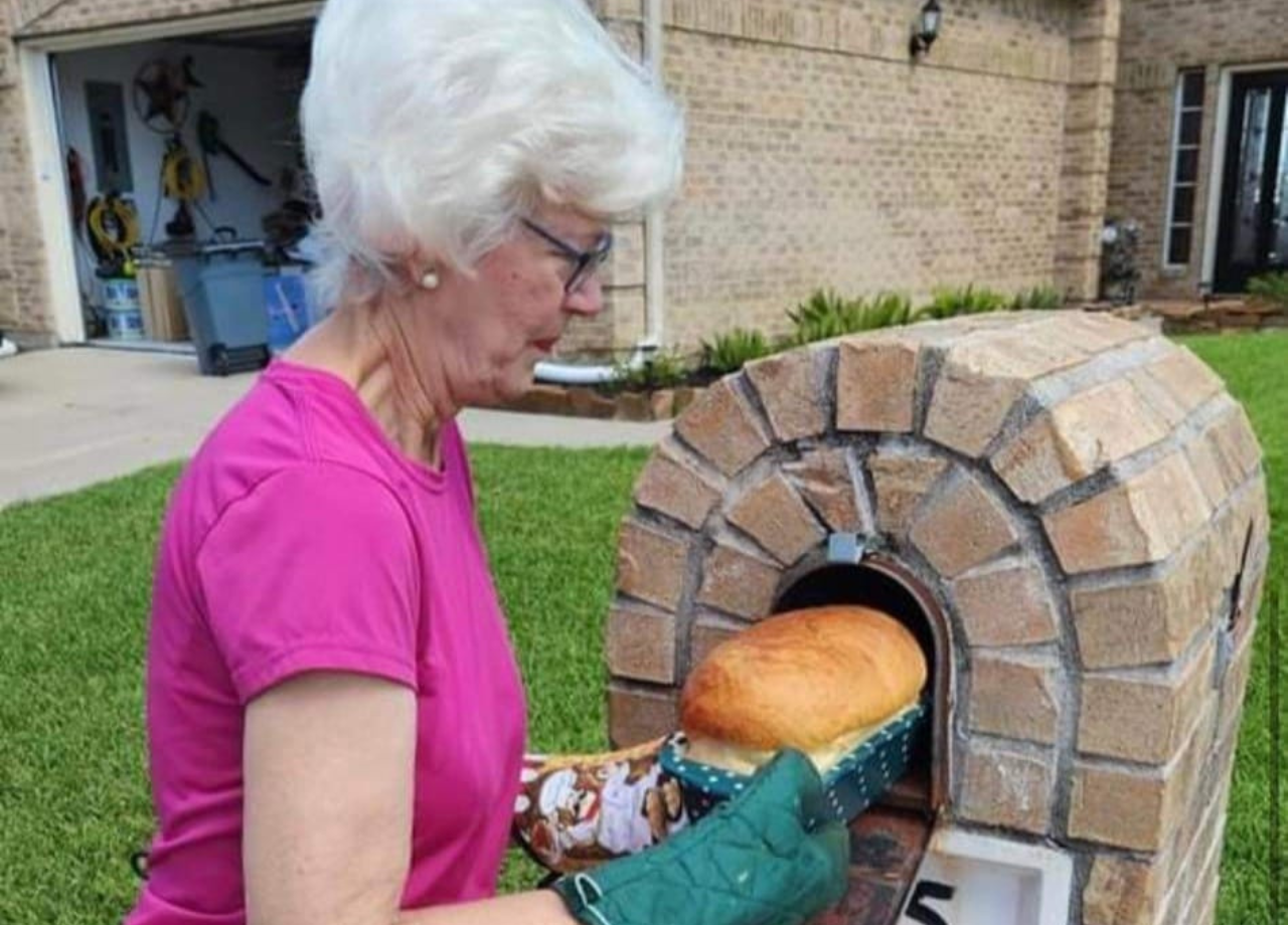Abuela de Texas se vuelve viral por pan ‘horneado’ en el buzón