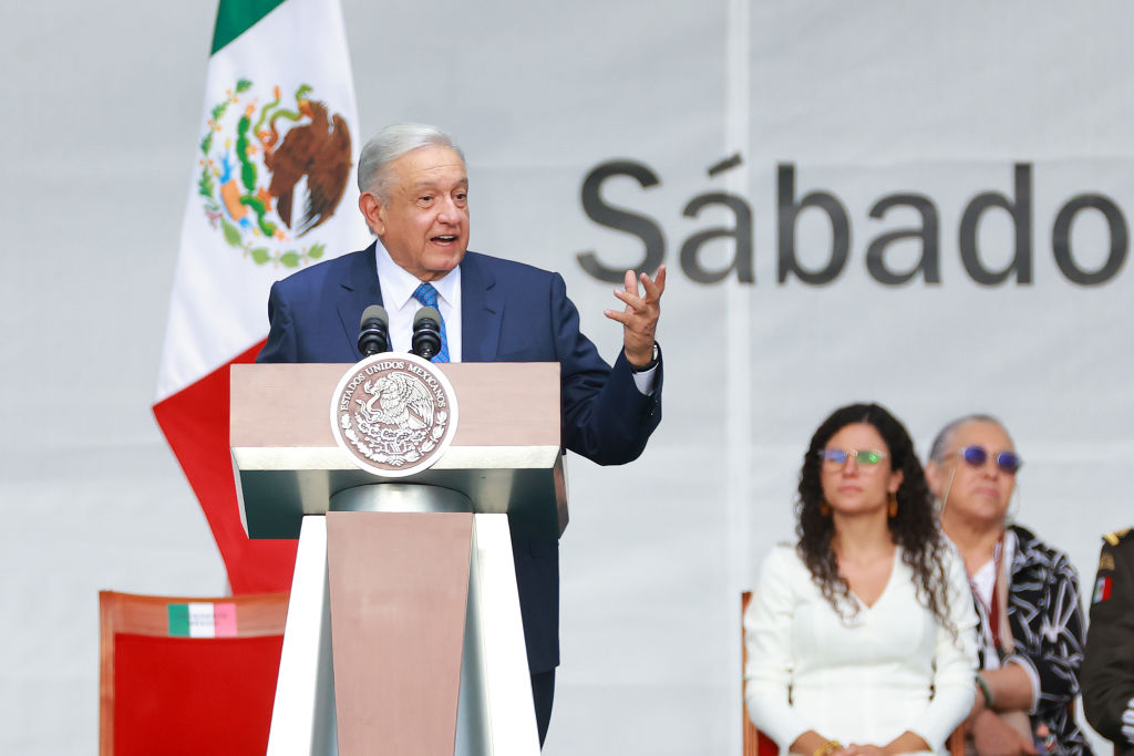 AMLO Slams Texas Governor Over Floating Barriers in the Rio Grande