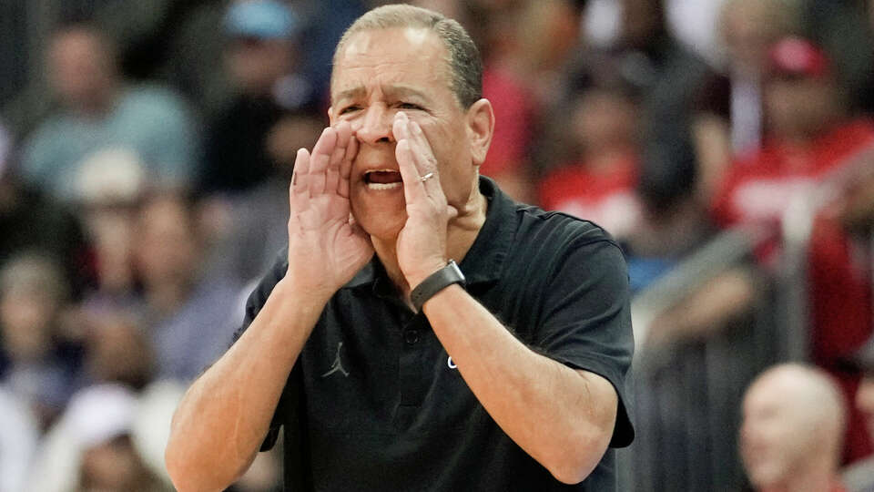 Houston head coach Kelvin Sampson instructs players during the first half of a Midwest Regional semifinal college basketball game in the NCAA Tournament on Friday, March 24, 2023, in Kansas City, Mo.