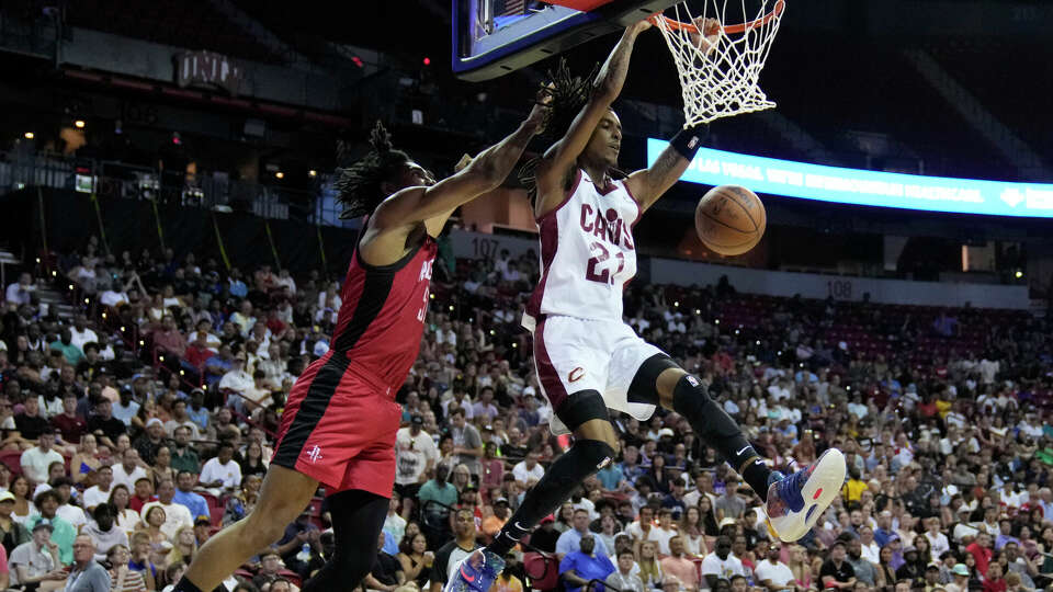 Cleveland Cavaliers' Emoni Bates, right, dunks against Houston Rockets' Jermaine Samuels Jr. during the first half of a NBA summer league championship basketball game Monday, July 17, 2023, in Las Vegas. (AP Photo/John Locher)