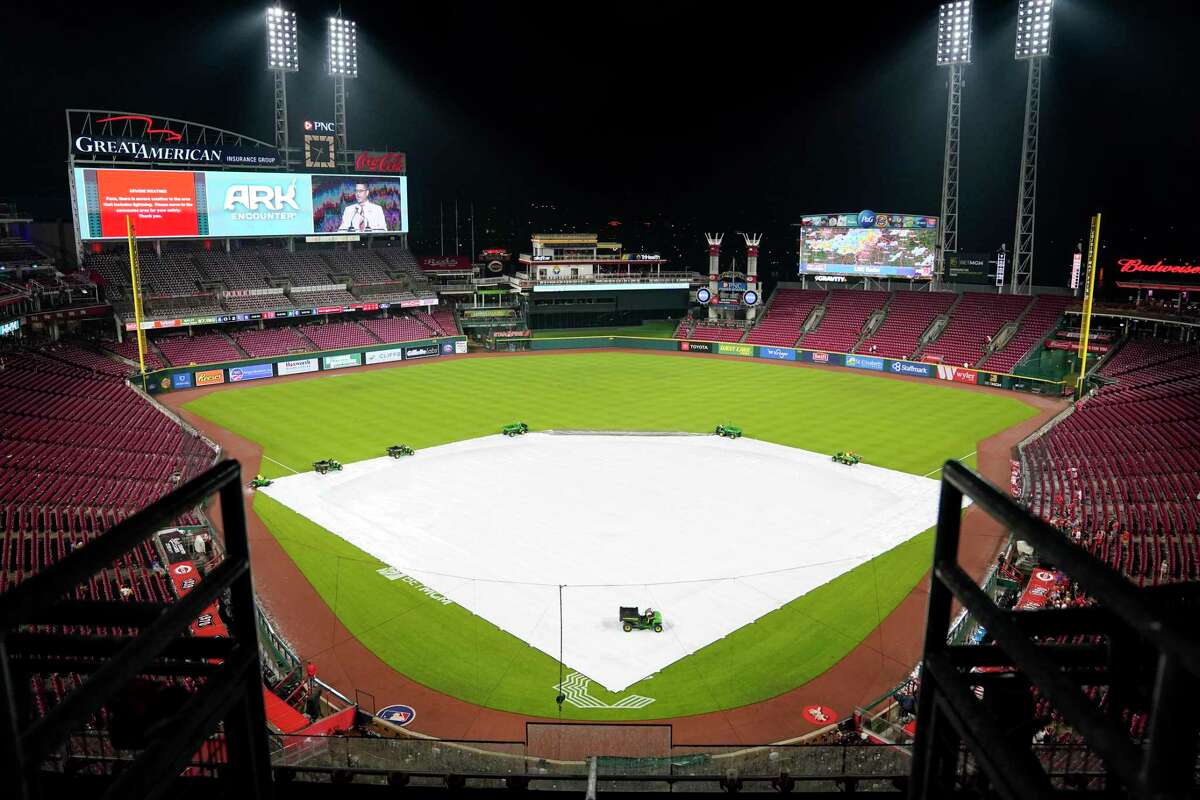 Storm suspends Giants-Reds in 8th; game will resume Tuesday afternoon
