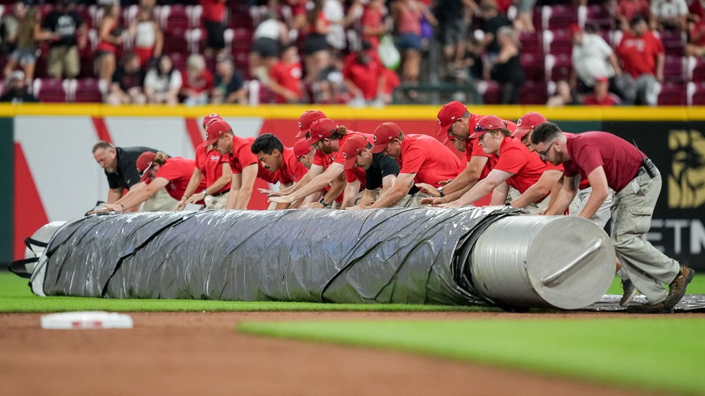 Tarp swallows Reds employee in SF Giants rain delay