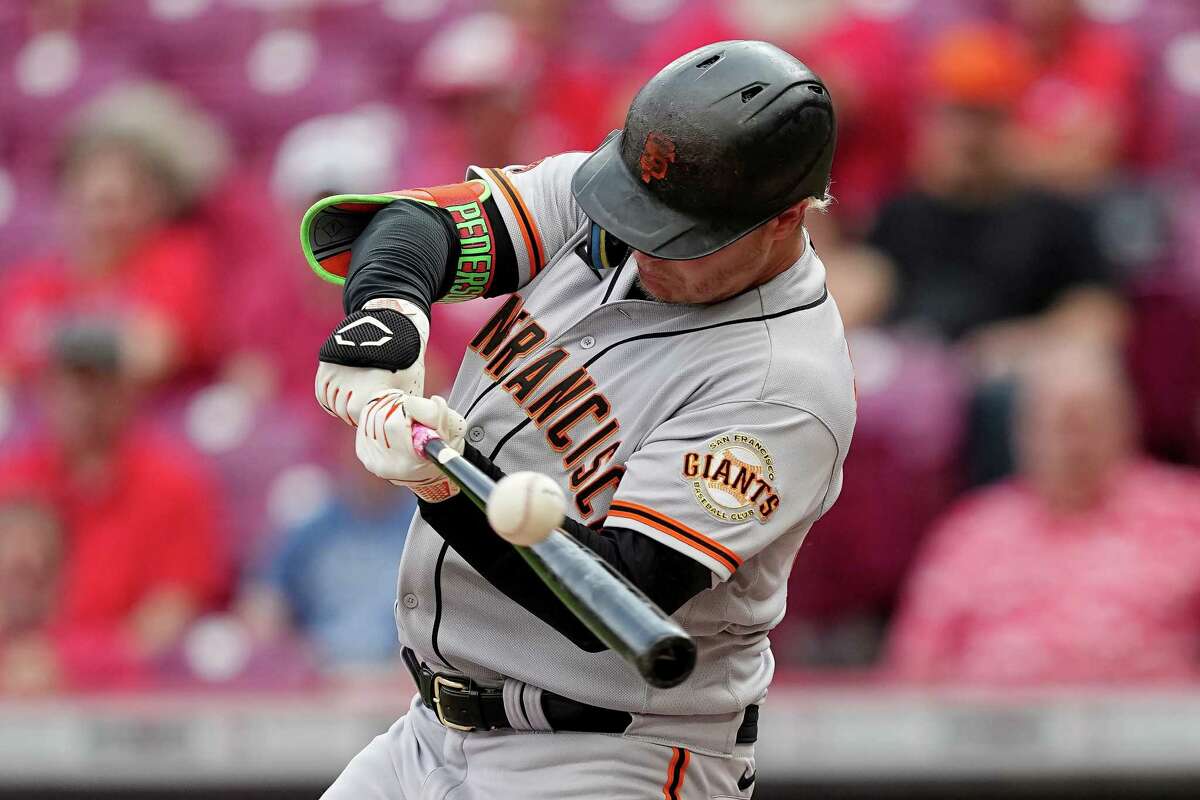 Giants score twice in 10th to beat Reds in suspended game