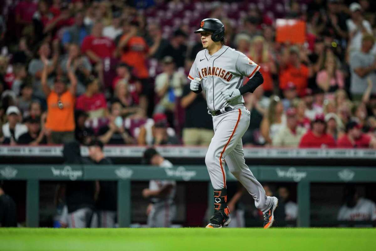 Giants' double duty: Two Flores HRs, two Doval saves, 2 wins