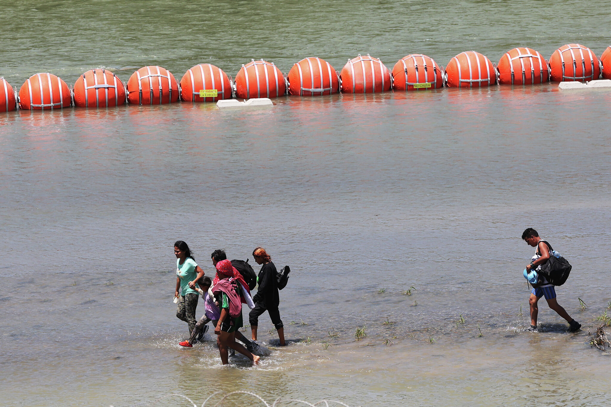 Texas said to be ignoring federal inquiries on floating buoy wall