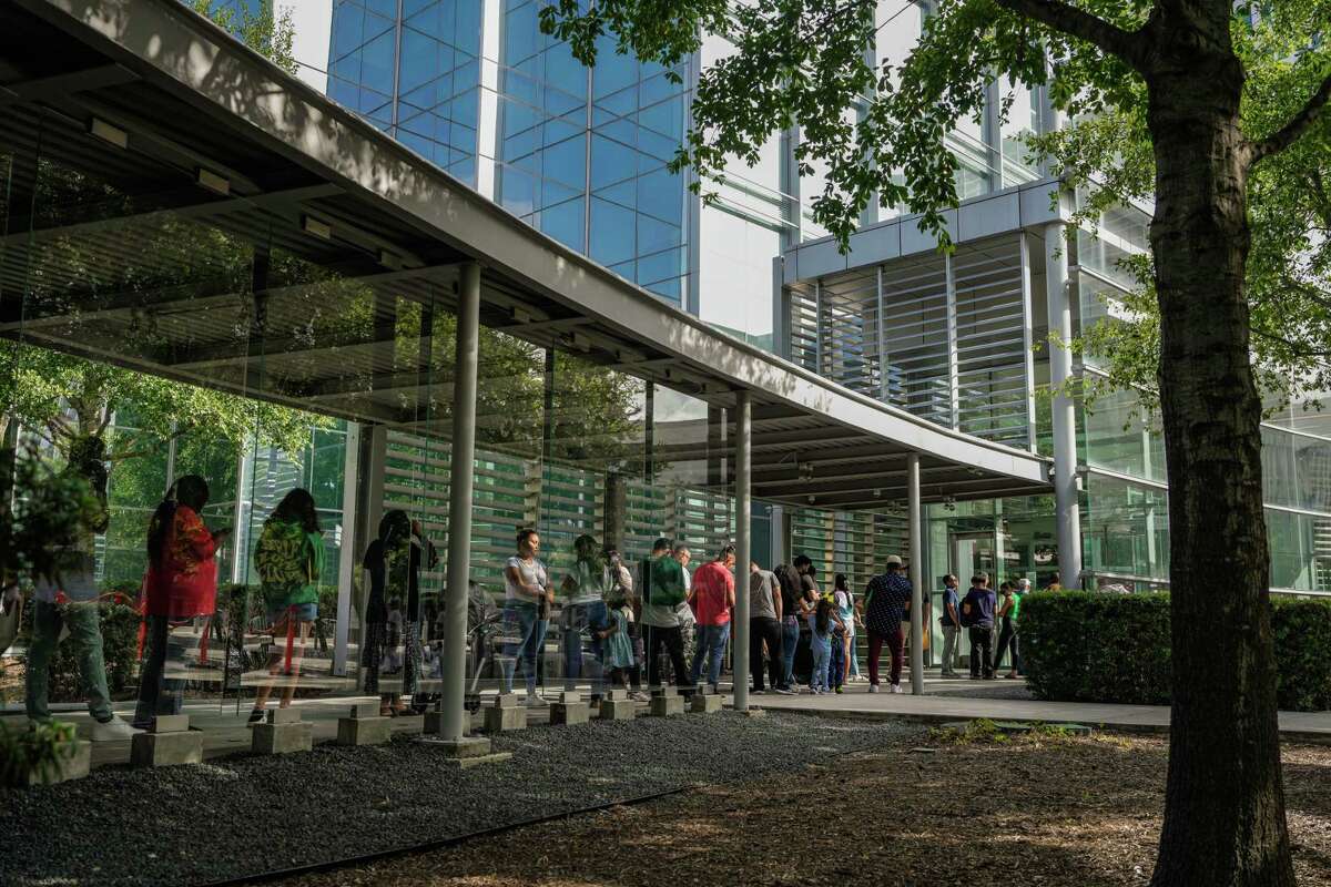 Long lines at Houston immigration court keep migrants out of hearings Long lines at Houston immigration court keep migrants out of hearings