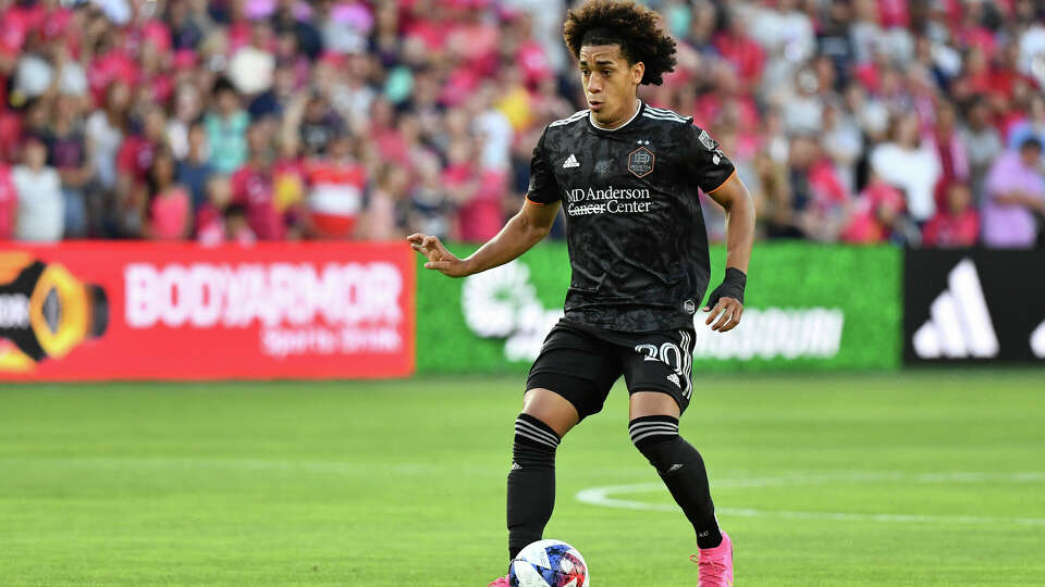 Adalberto Carrasquilla #20 of Houston Dynamo with the ball during a game between Houston Dynamo FC and St. Louis City SC at CITYPARK on June 3, 2023 in St. Louis, Missouri. (Photo by Bill Barrett/ISI Photos/Getty Images)