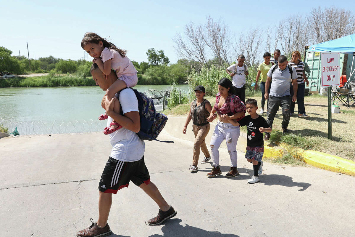 Story photo for Abbott's new border tactics upend Eagle Pass