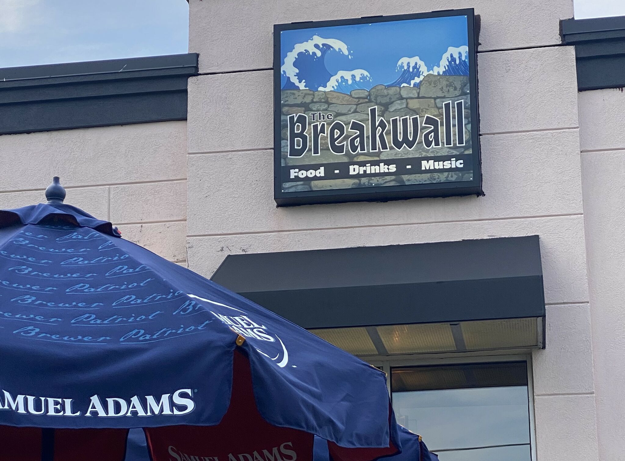 The Breakwall opens in West Haven, led by a local restaurant vet