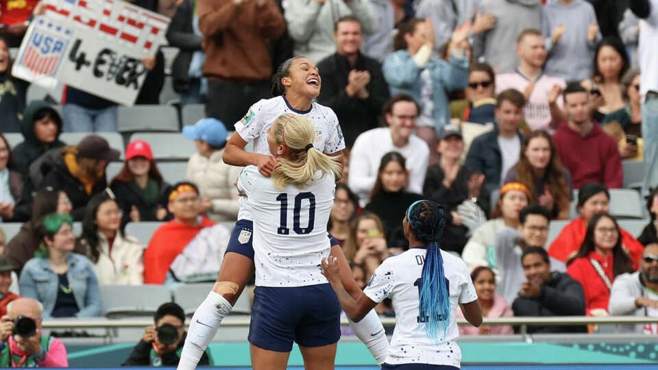 United States' Sophia Smith celebrates the opening goal with United States' Lindsey Horan and United States' Crystal Dunn during the Women's World Cup Group E soccer match between the United States and Vietnam in Auckland, New Zealand, Saturday, July 22, 2023. (AP Photo/Rafaela Pontes)