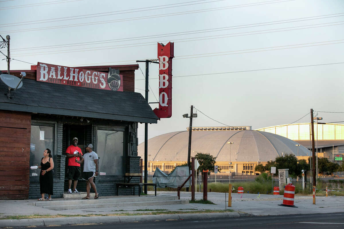 San Antonio Spurs consider a downtown move