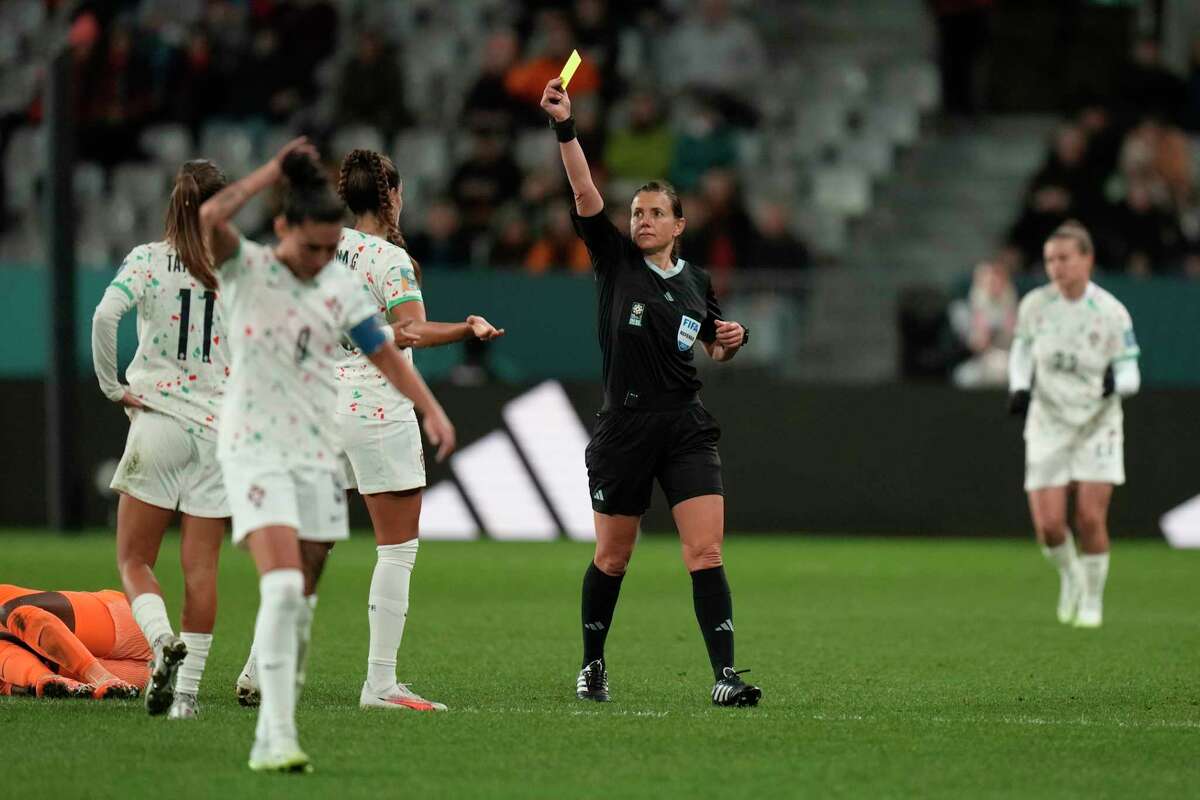 Netherlands scores early then shuts down Portugal at womens World Cup