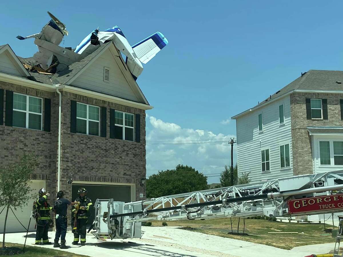 plane-en-route-from-fredericksburg-to-georgetown-crashes-into-house