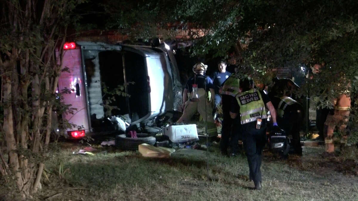 Houston crash: 1 dead, 1 injured after car crashes into tree on S