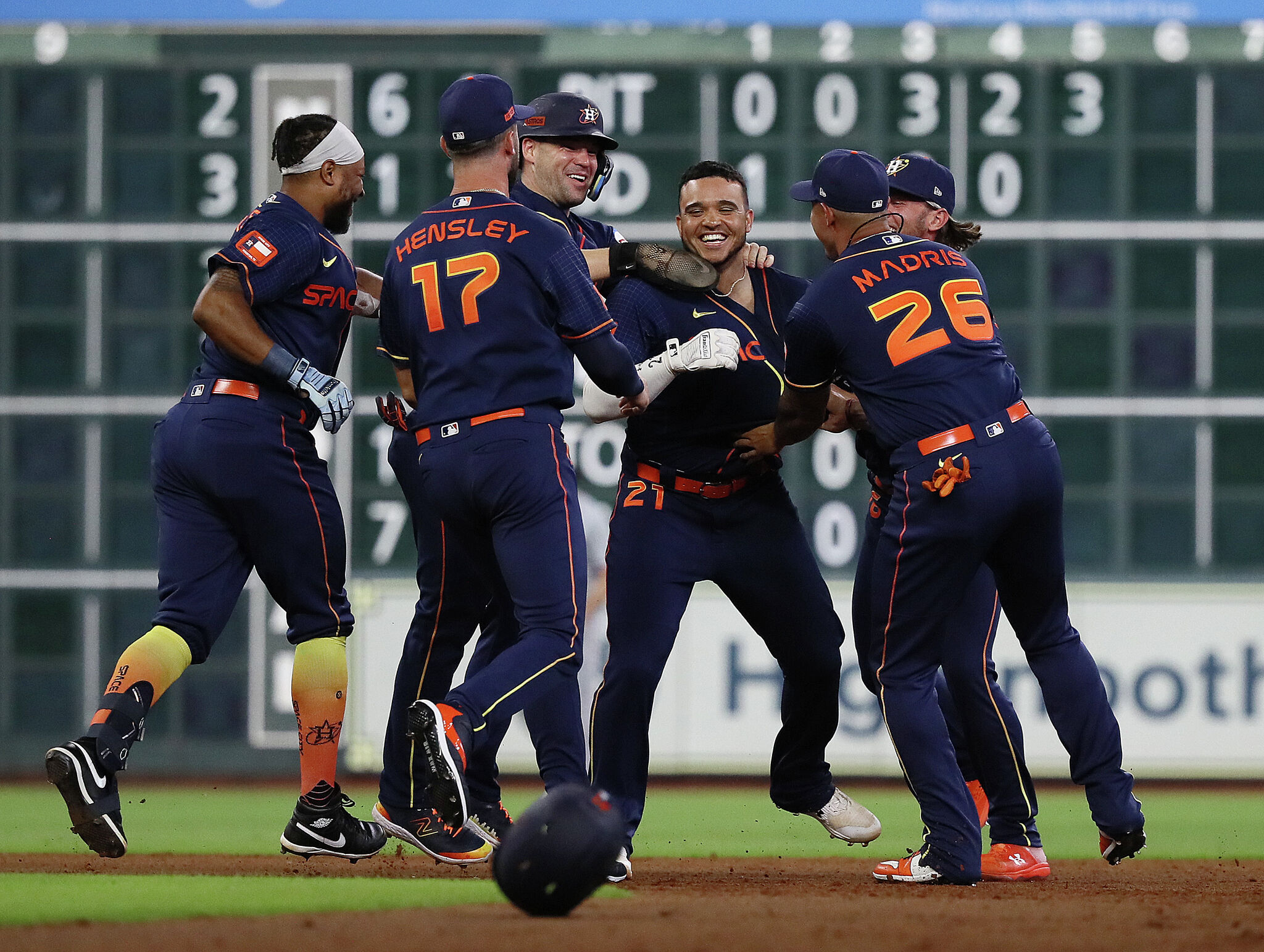 Rookie leads Astros to thrilling walk-off win over Rangers