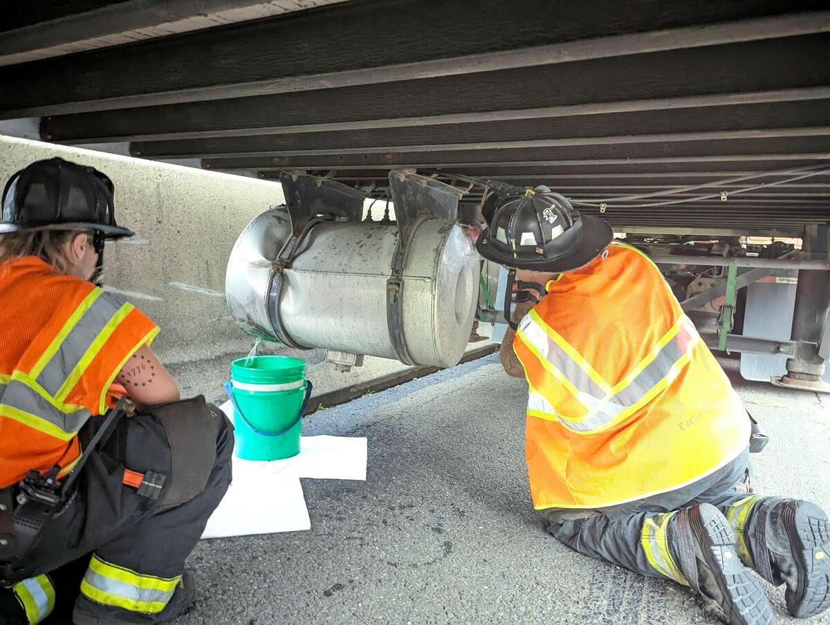 Officials Truck Crashes Snarl Traffic On I 95 Southbound In Westport