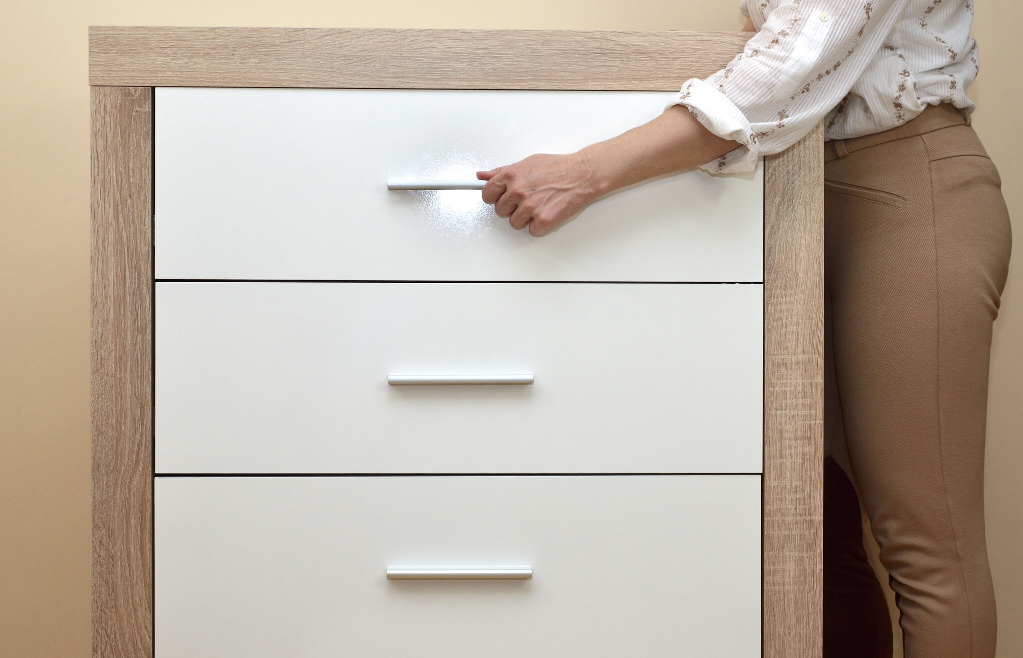 How to Fix a SelfClosing Drawer That Won’t Close All the Way