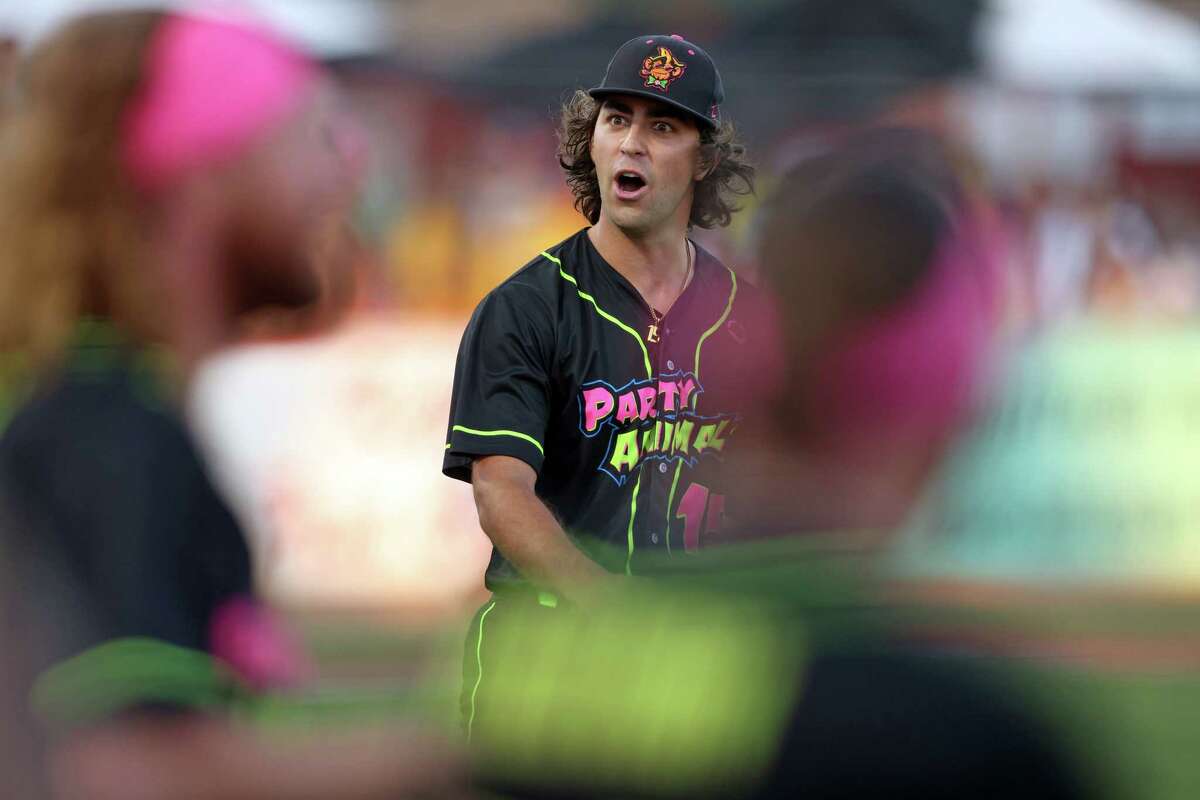 Former MLB pitcher pitches in a Savannah Bananas game with actual