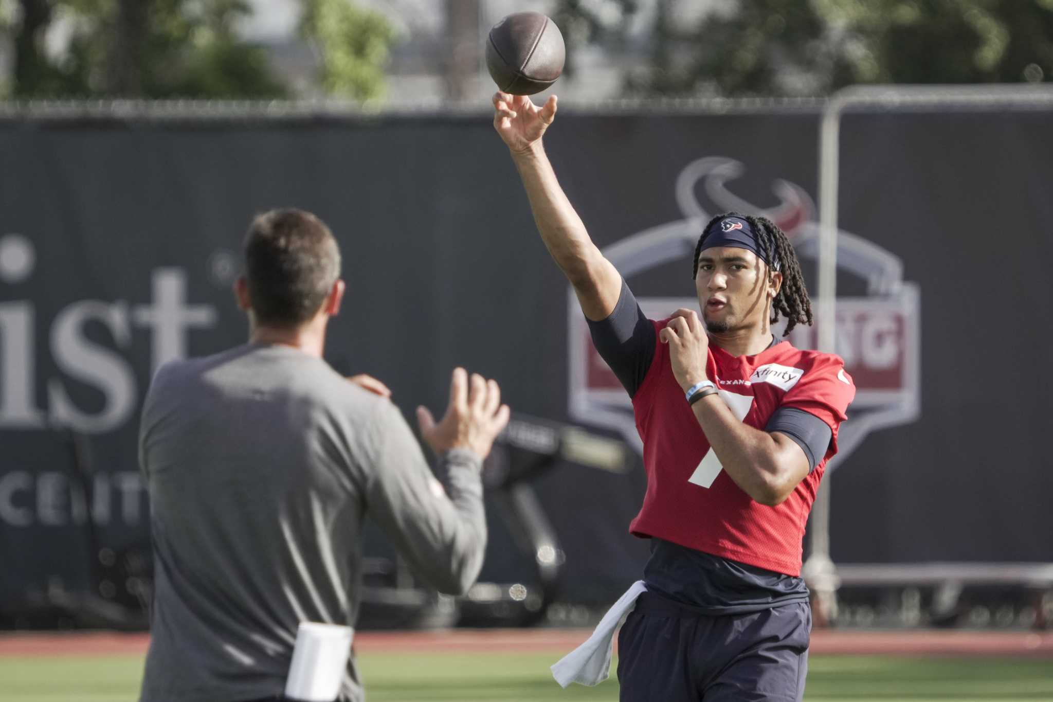 Cowboys training camp photos: Dalton Schultz father-son time and more from  Thursday's practice