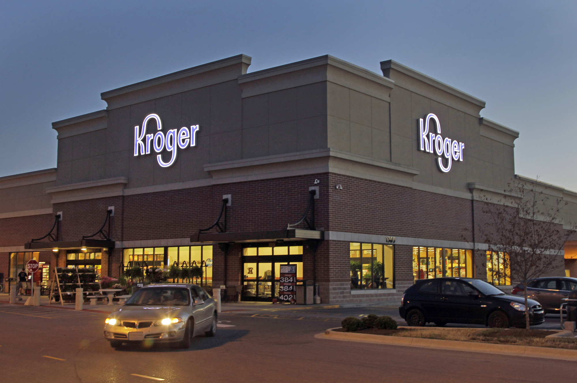 kroger-store-in-tennessee-pioneers-entirely-self-checkout-shopping
