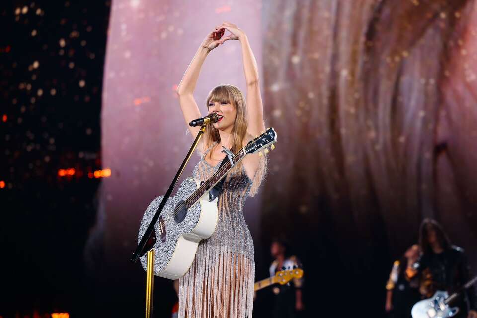 Taylor Swift flubs lyric on surprise song at Santa Clara Eras concert