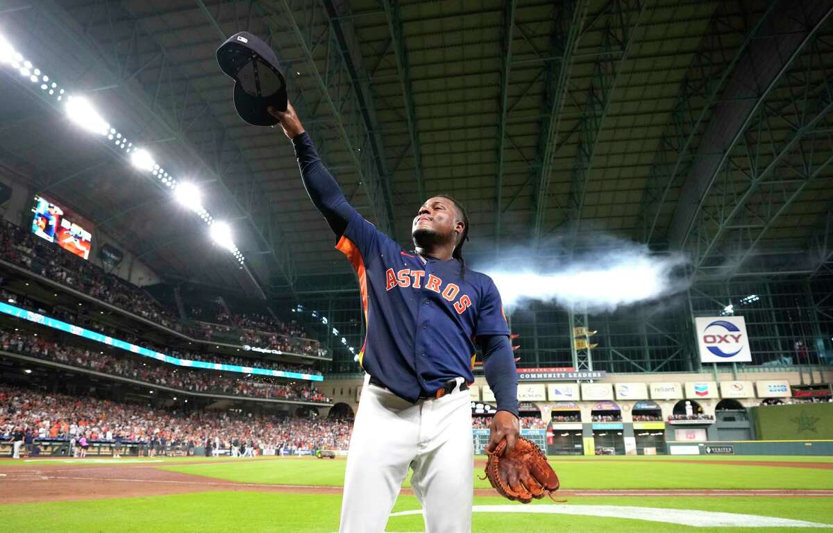 Roy Oswalt throws Astros' first pitch before ALCS Game 2