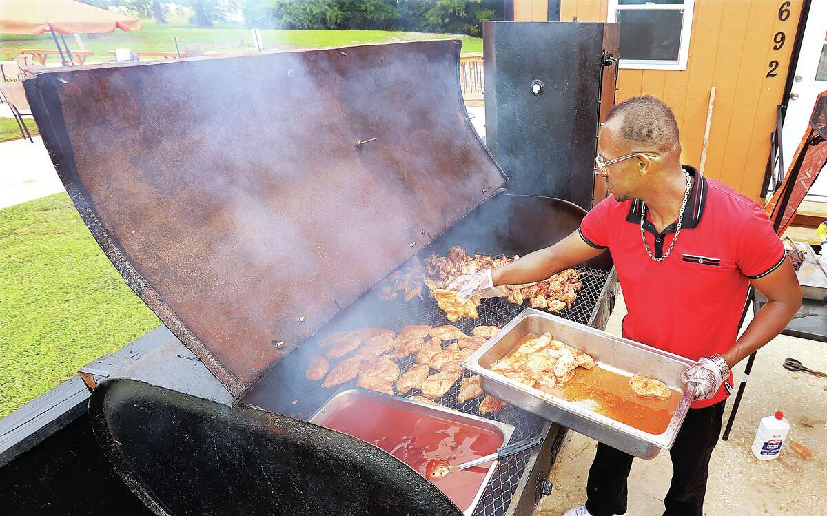 New Alton restaurant provides outdoor experience for BBQ fans