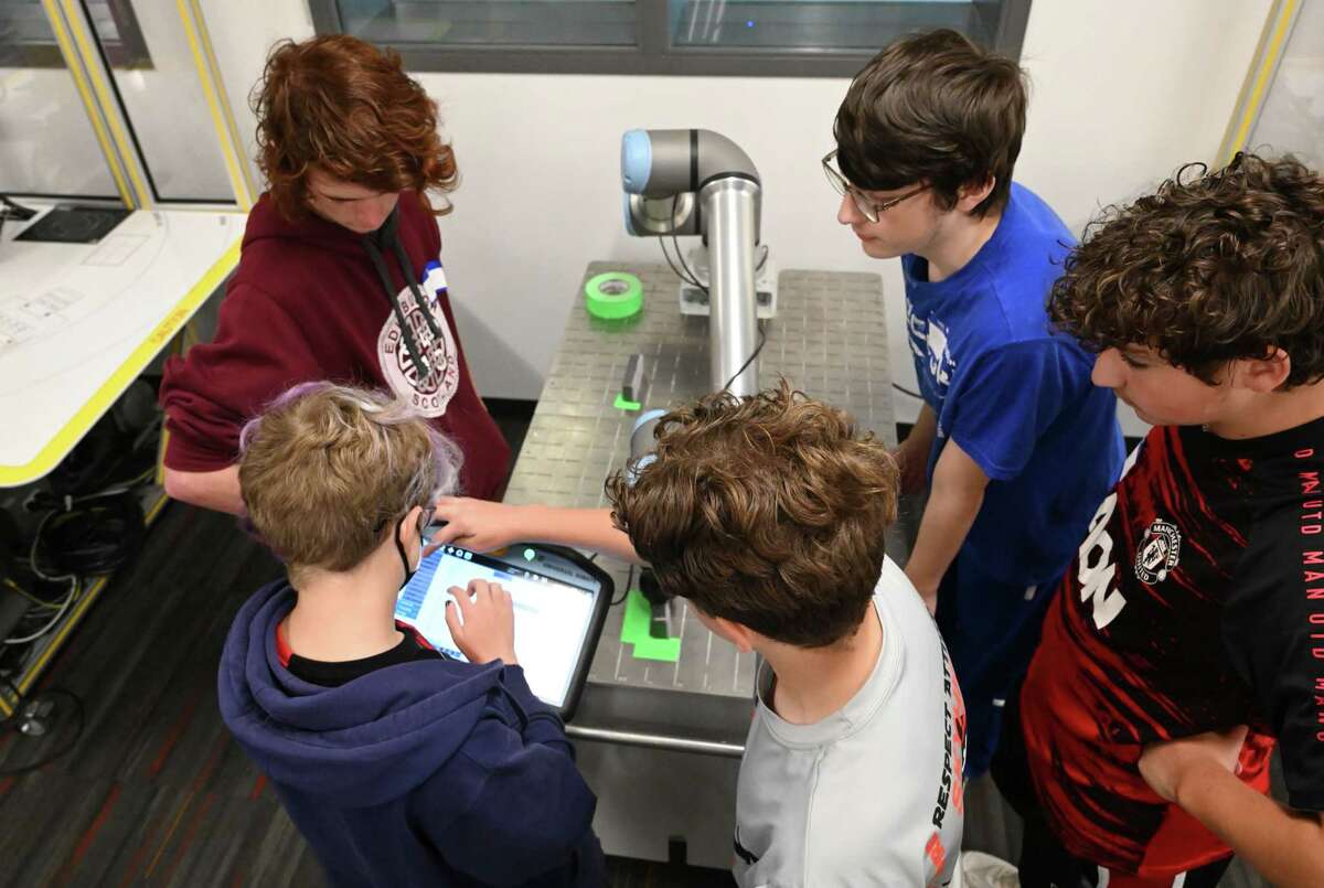 New HVCC, RPI course brings robotics to local high schoolers