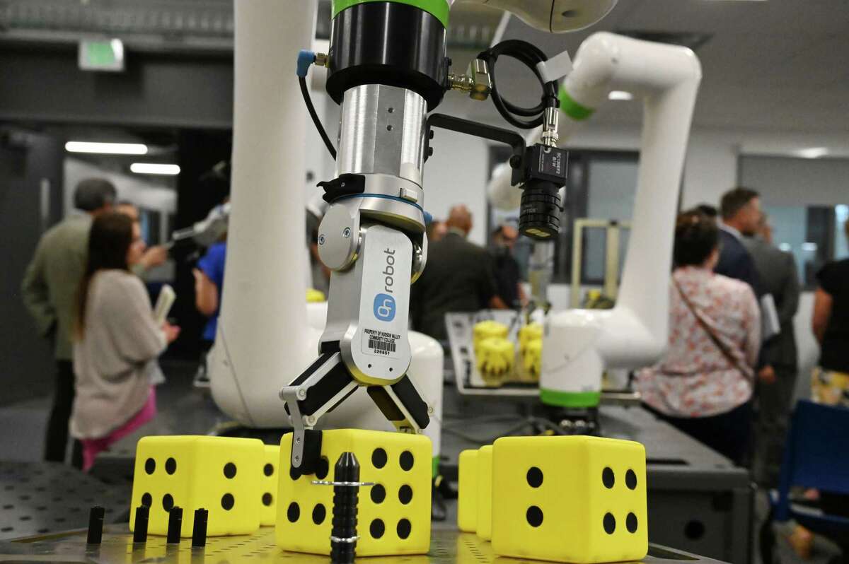 New HVCC, RPI course brings robotics to local high schoolers