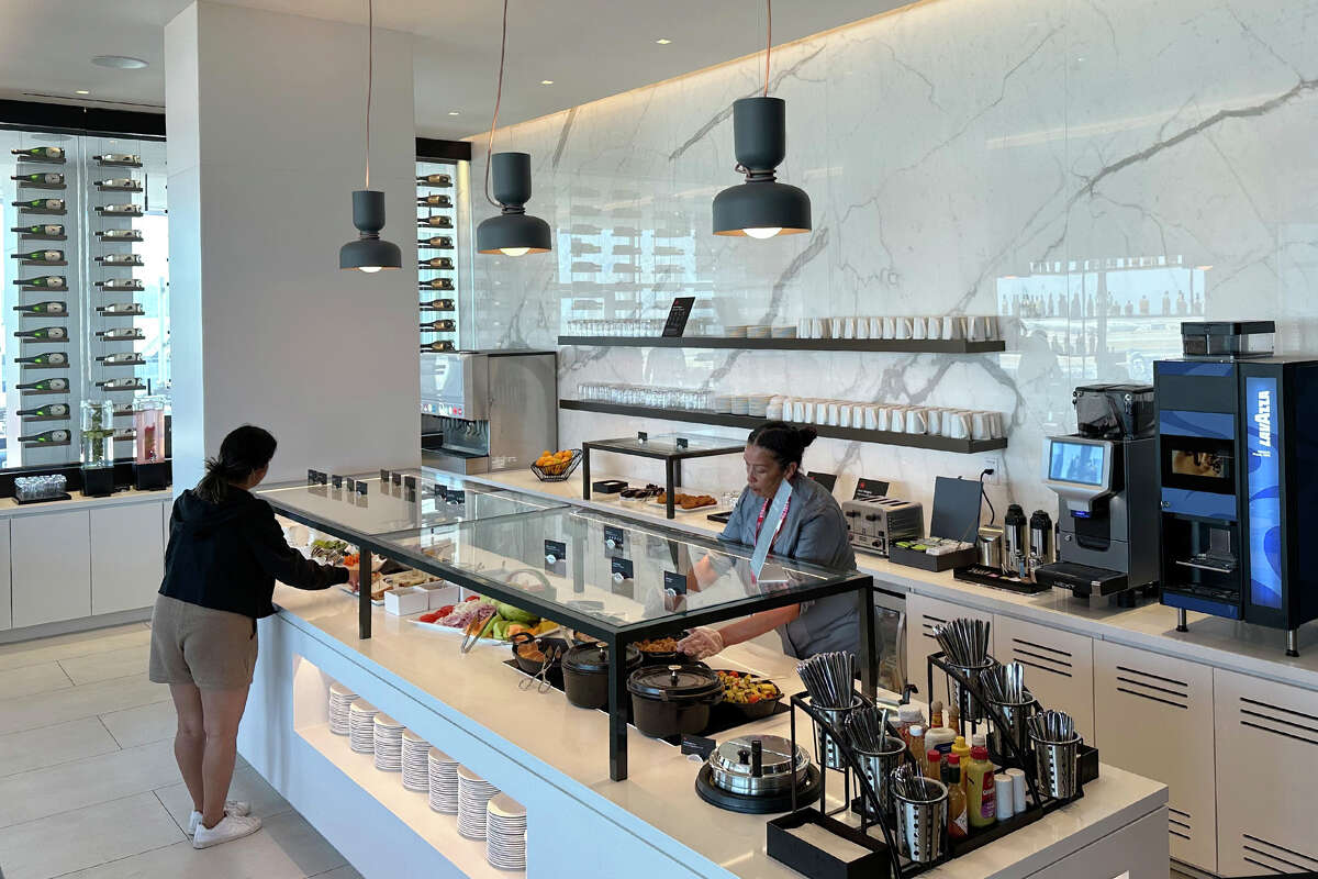 The Maple Leaf Lounge served chimichurri beef sliders, a seafood cioppino and adobo chicken at SFO.