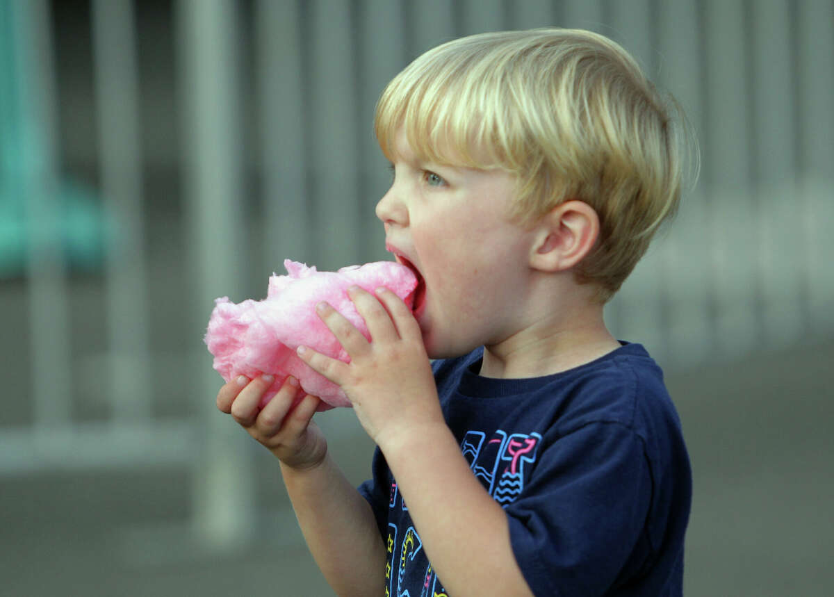 eating cotton candy with fork｜TikTok Search