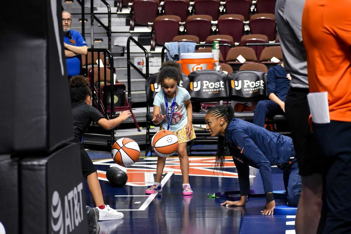 How WNBA players, coaches juggle being a mom and basketball