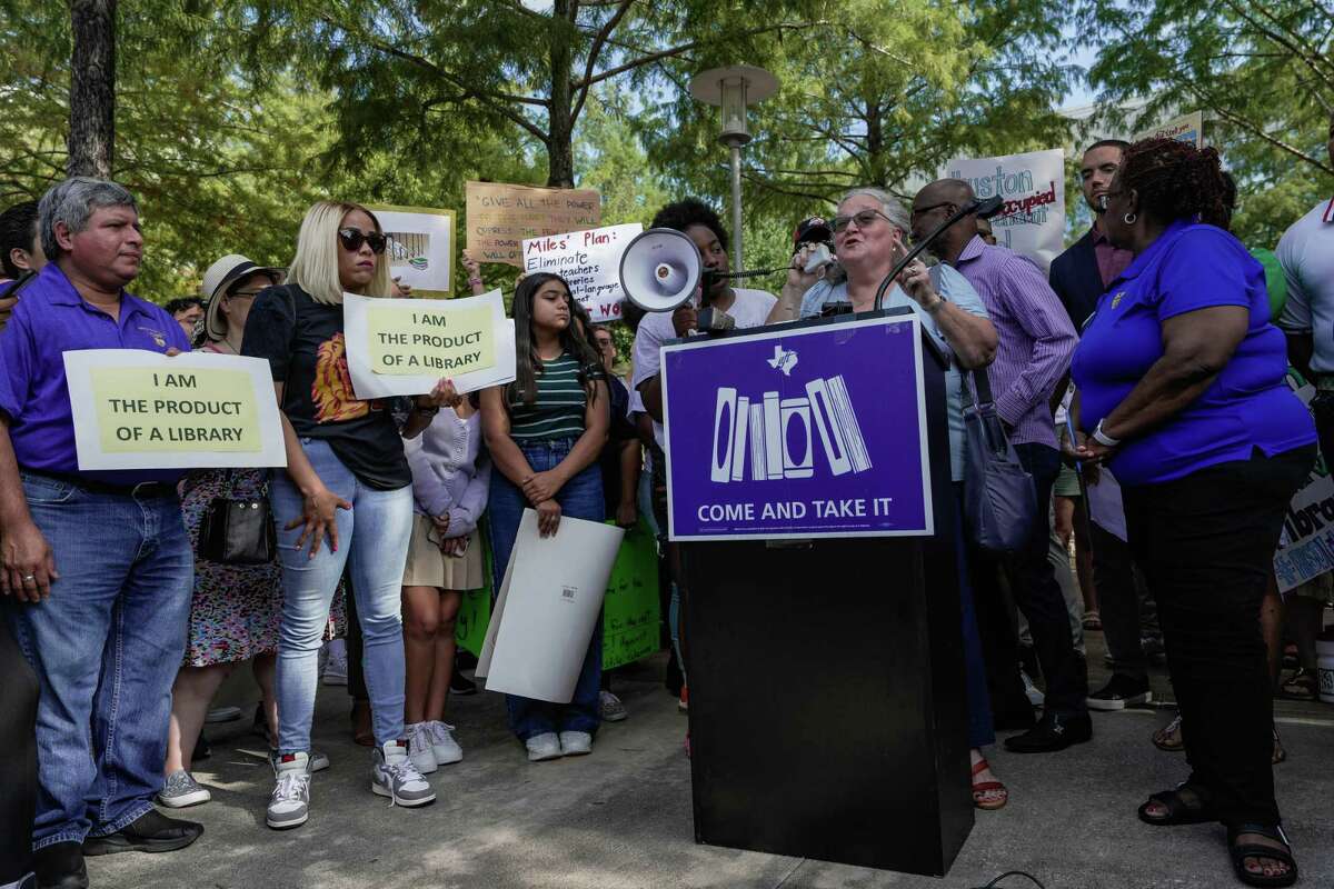 Story photo for HISD's book checkouts soared